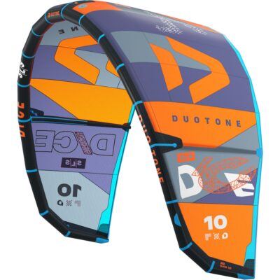 Der Duotone Dice SLS 2024 Kitesurf-Kite in Orange, Blau und Grau vor weißem Hintergrund.