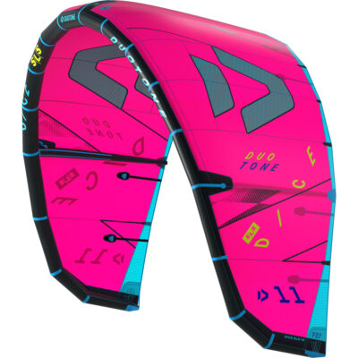 Der pinkfarbene Duotone Dice SLS 2025 Kitesurf-Kite vor weißem Hintergrund in Studioaufnahme.