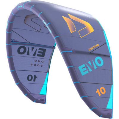Der violette Duotone Evo 2025 Kitesurf-Kite in 10 Quadratmetern mit hellblauen und orangefarbenen Akzenten.
