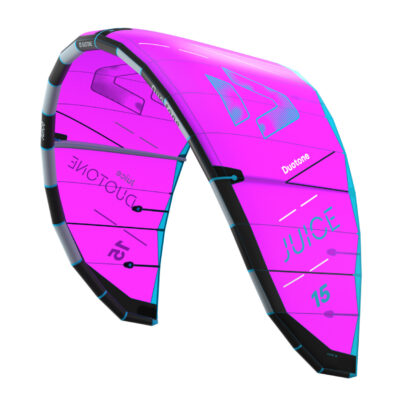 Ein pinkfarbener Duotone Juice 2026 Kitesurf-Kite vor weißem Hintergrund in Studioaufnahme.