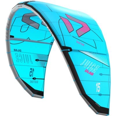 Hellblauer Duotone Juice D/LAB Kitesurf-Kite mit pinkem Logo und der Aufschrift 15 vor weißem Hintergrund.