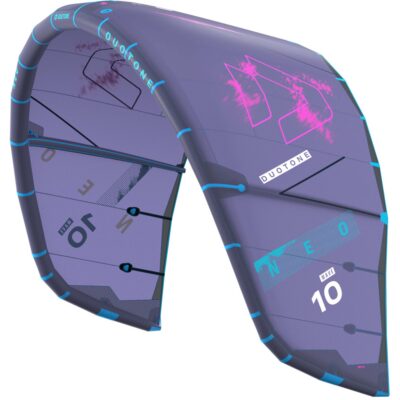 Ein lilafarbener Duotone Neo 2026 Kitesurf-Kite mit hellblauen Akzenten und 10er Wave-Logo vor weißem Hintergrund.