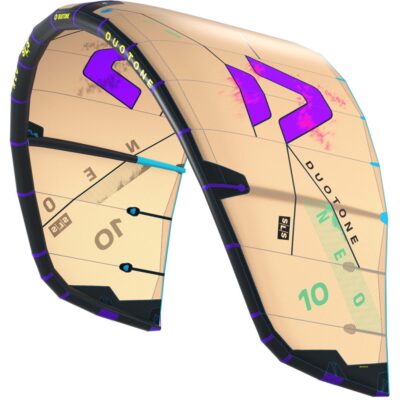Der beige und violette Duotone Neo SLS 2026 Kitesurf-Kite auf weißem Hintergrund.
