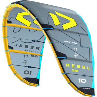 Duotone Rebel D/LAB 2025 Kitesurf-Kite in Grau und Gelb vor weißem Hintergrund