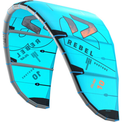 Ein hellblauer Duotone Rebel D/LAB Kitesurf-Kite vor weißem Hintergrund mit schwarzer Beschriftung.