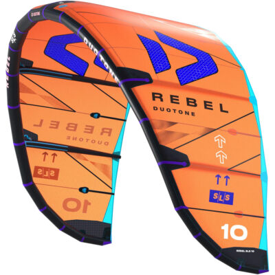 Duotone Rebel SLS 2025 Kite - Windsport Fehmarn Orangefarbener Duotone Rebel SLS 2025 Kitesurf-Kite mit schwarzen und blauen Akzenten auf weißem Hintergrund.