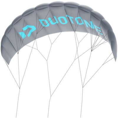 Ein grauer Duotone Lizard Trainerkite mit hellblauer Beschriftung und komplexem Leinensystem vor weißem Hintergrund.