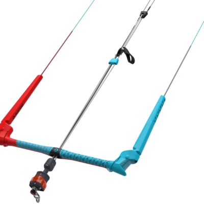Duotone Trust Bar 2026 Kitesurf-Steuerbar mit rot-blauer Farbkennung und Quick-Release-System auf weißem Hintergrund.
