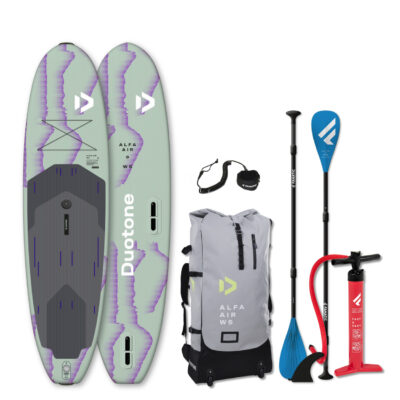 Komplettes Duotone Alfa Air WS Windsurf-SUP-Set mit zwei Boards, Rucksack, Paddel, Pumpe und Leash.