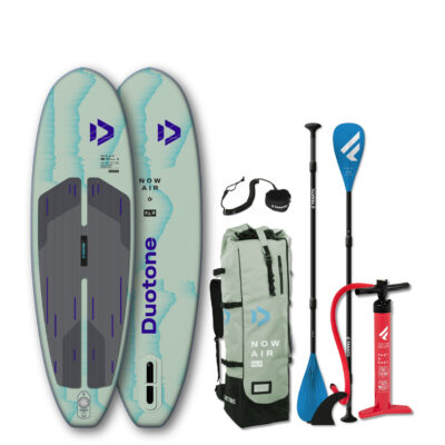 Ein Duotone Now Air SLS Stand-Up-Paddleboard-Set mit Rucksack, Paddel, Pumpe und Leash vor weißem Hintergrund.