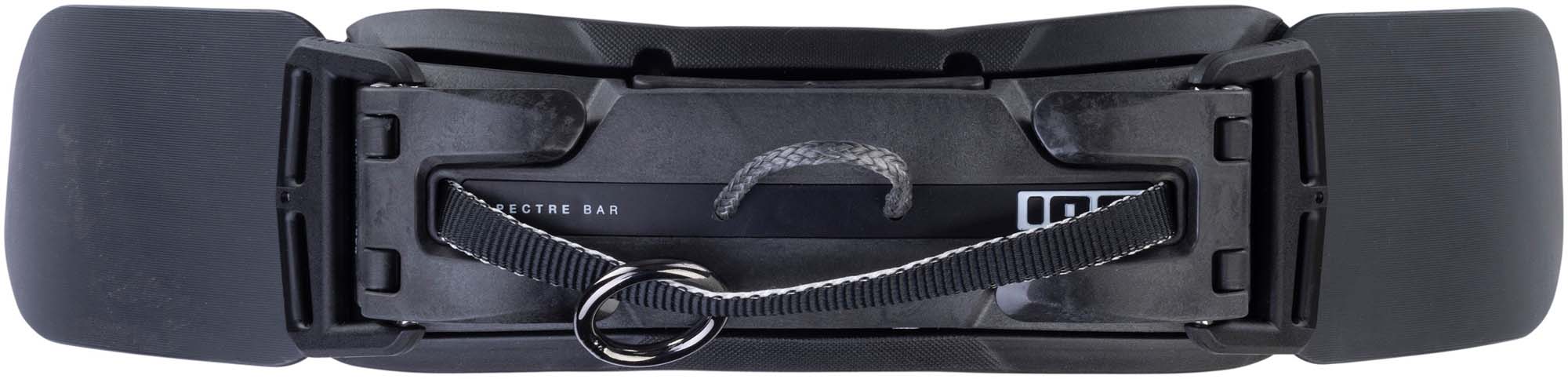 ION Spectre Bar Slider 2025 - Windsport Fehmarn Schwarze ION Spectre Bar Kitesurf-Spreizstange mit Slider-Gurt auf grauem Untergrund.