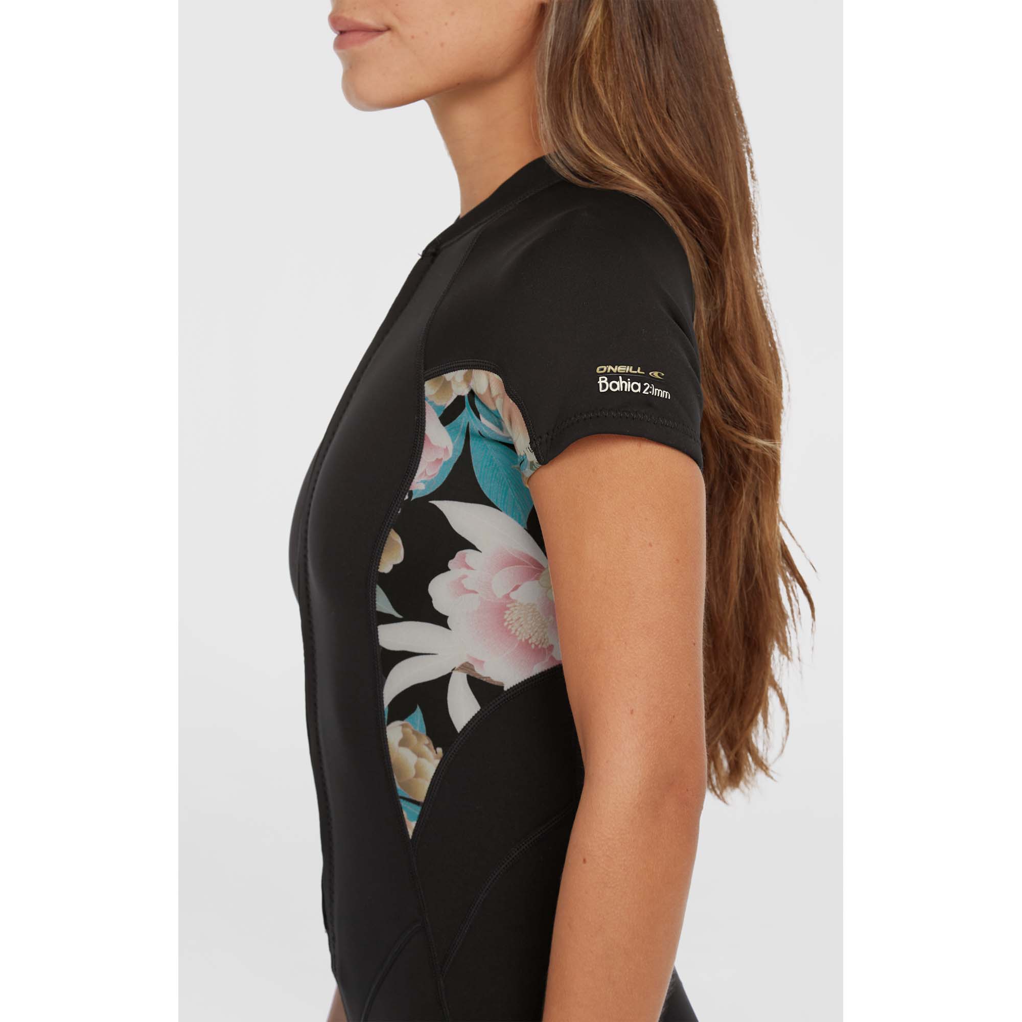O'Neill Bahia 2mm Neoprenanzug - Windsport Fehmarn Seitenansicht einer Frau in einem schwarzen O'Neill Bahia 2mm Kurzarm-Neoprenanzug mit floralen Seiteneinsätzen.