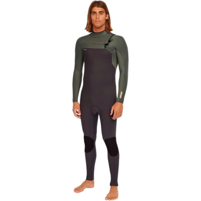 Mann trägt einen oliv-schwarzen O'Neill Hyperfreak 3/2mm Chest Zip Neoprenanzug vor weißem Hintergrund.