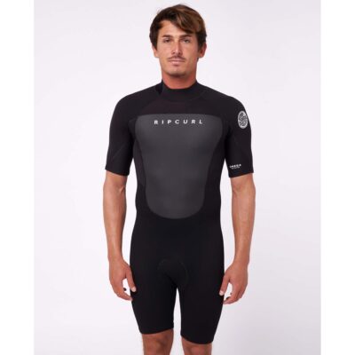 Ein Mann trägt einen schwarzen Rip Curl Omega Kurzarm-Neoprenanzug mit Stehkragen vor hellem Hintergrund.