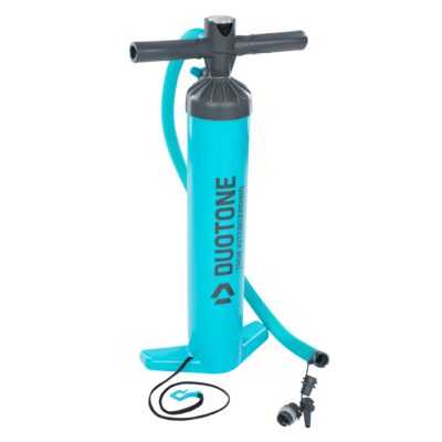 Türkisfarbene Duotone Kiteboarding Handpumpe mit Schlauch und Manometer vor weißem Hintergrund.