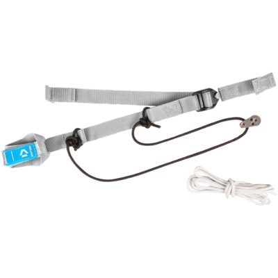 Ein technisches Trimm-System für Kitesurfing-Bars mit grauem Gurtband, Rolle und blauem Duotone-Logo.