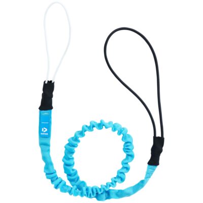 Blauer Duotone Kitesurf-Leash mit weißer und schwarzer Sicherheitsschlaufe vor weißem Hintergrund