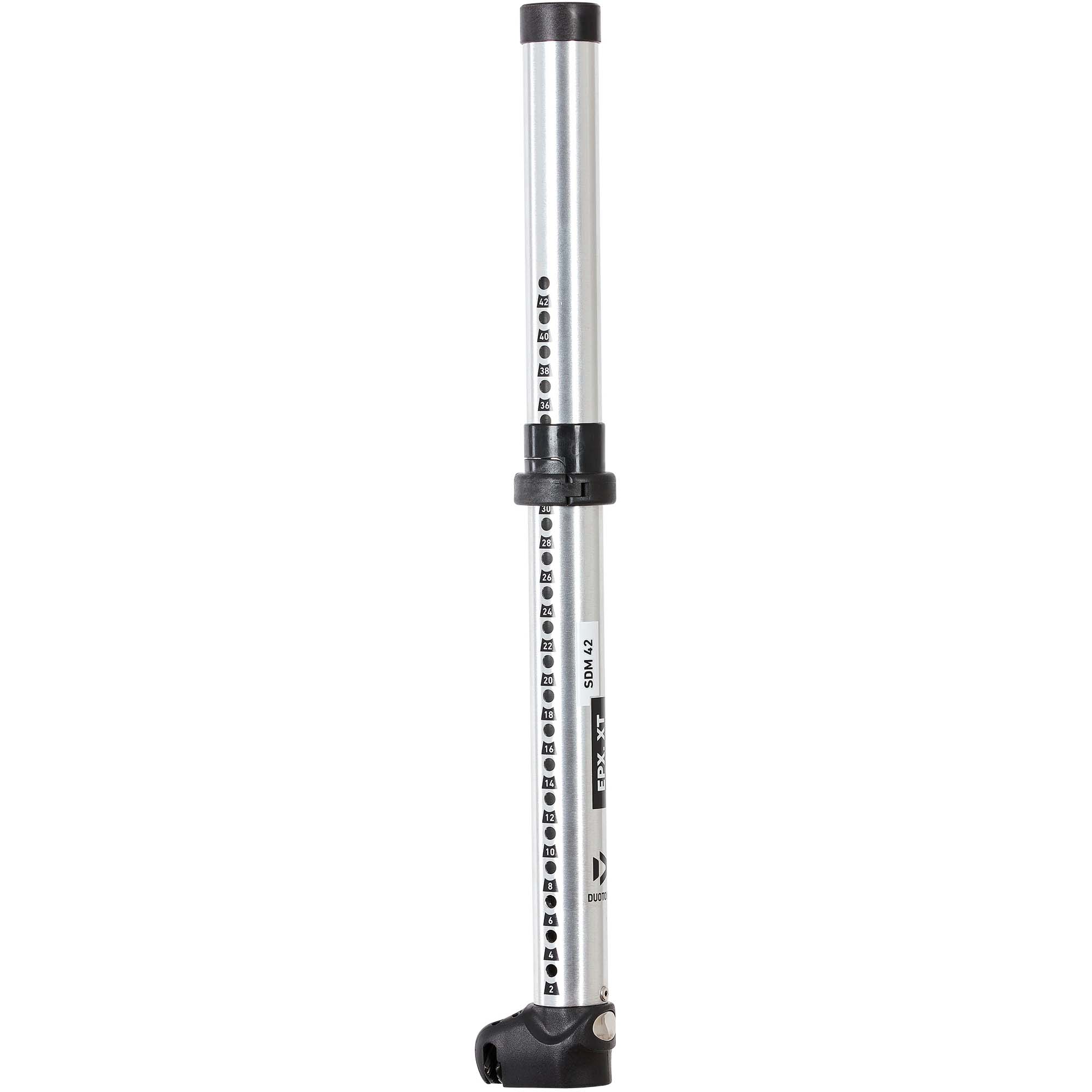 Duotone SDM XT Mastverlängerung - Windsport Fehmarn Duotone SDM XT Mastverlängerung aus Aluminium mit Skala und schwarzer Basis auf weißem Hintergrund.