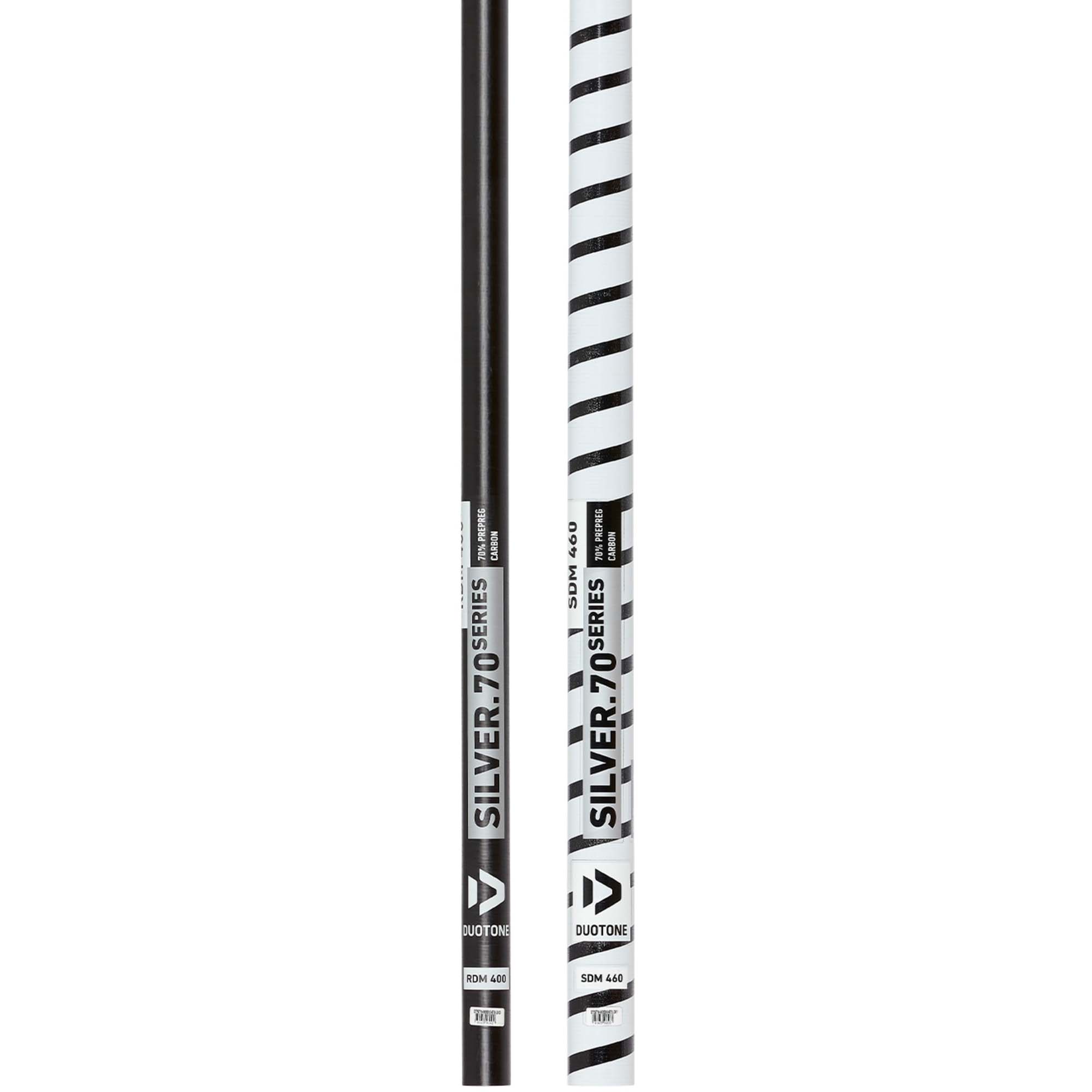Duotone Silver RDM und SDM Masten - Windsport Fehmarn Zwei Duotone Silver Masten, ein schwarzer RDM 400 und ein schwarz-weiß gestreifter SDM 460 vor weißem Hintergrund.