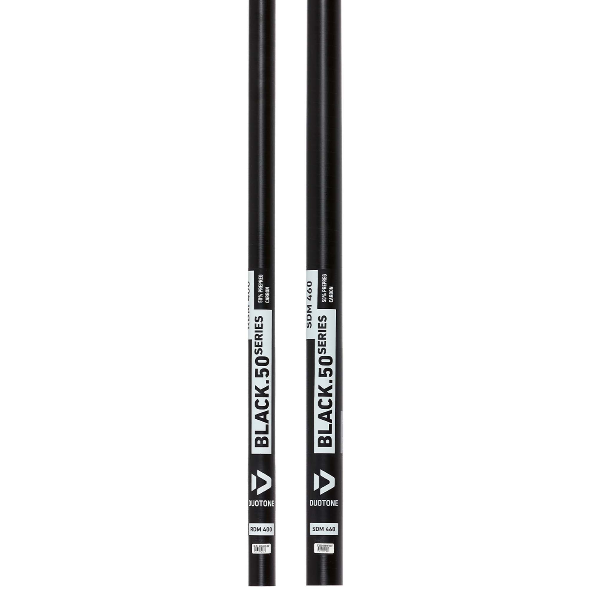 Duotone Black Series Windsurf Masten - Windsport Fehmarn Zwei schwarze Duotone Black Series Windsurfmasten, RDM 400 und SDM 460, vor weißem Hintergrund.