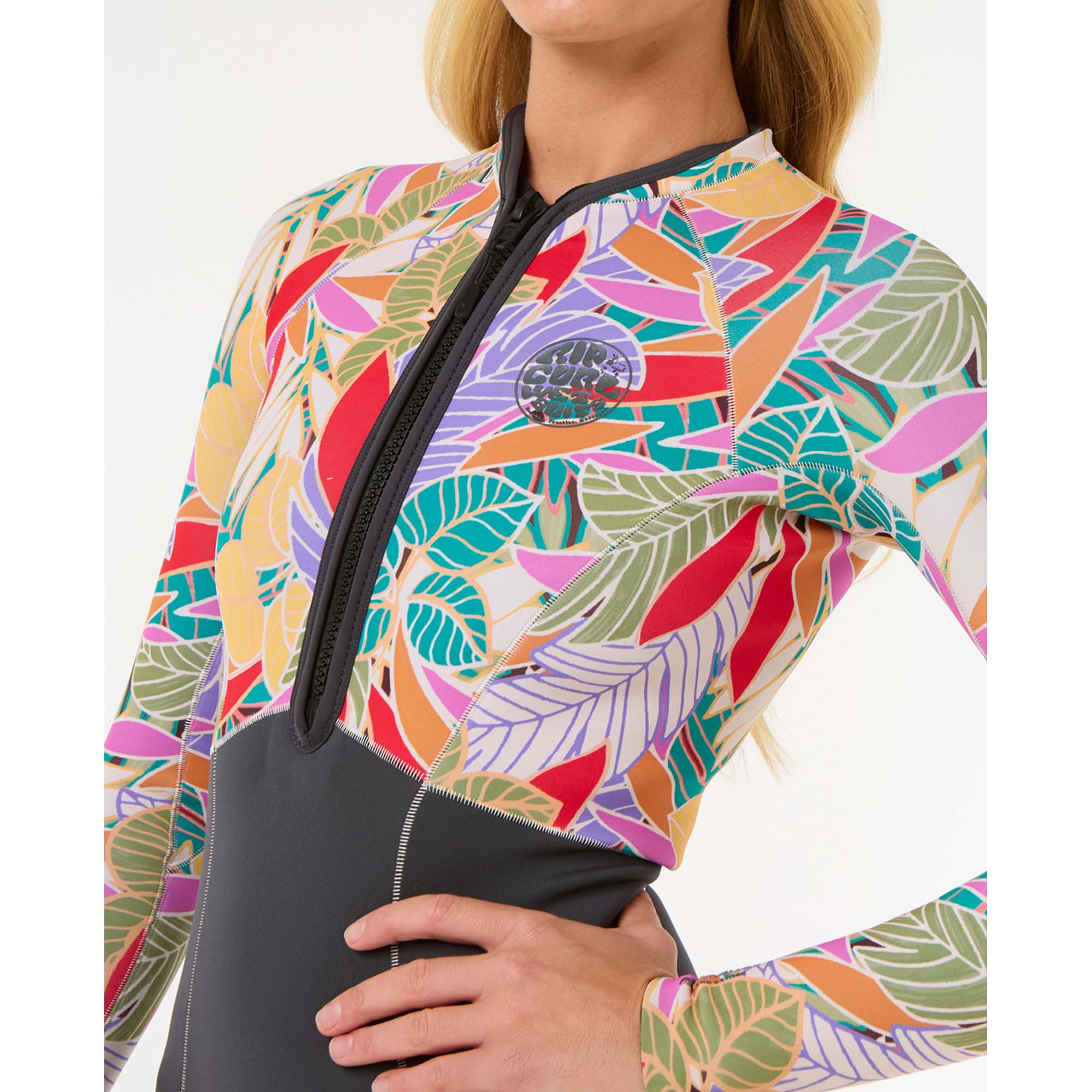 Rip Curl Damen Neoprenanzug - Windsport Fehmarn Nahaufnahme eines Rip Curl Damen-Neoprenanzugs mit buntem Blätter-Muster und Frontreißverschluss.