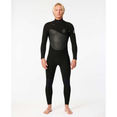 Ein blondes Model trägt einen schwarzen Rip Curl Neoprenanzug mit Front-Zip vor weißem Hintergrund.