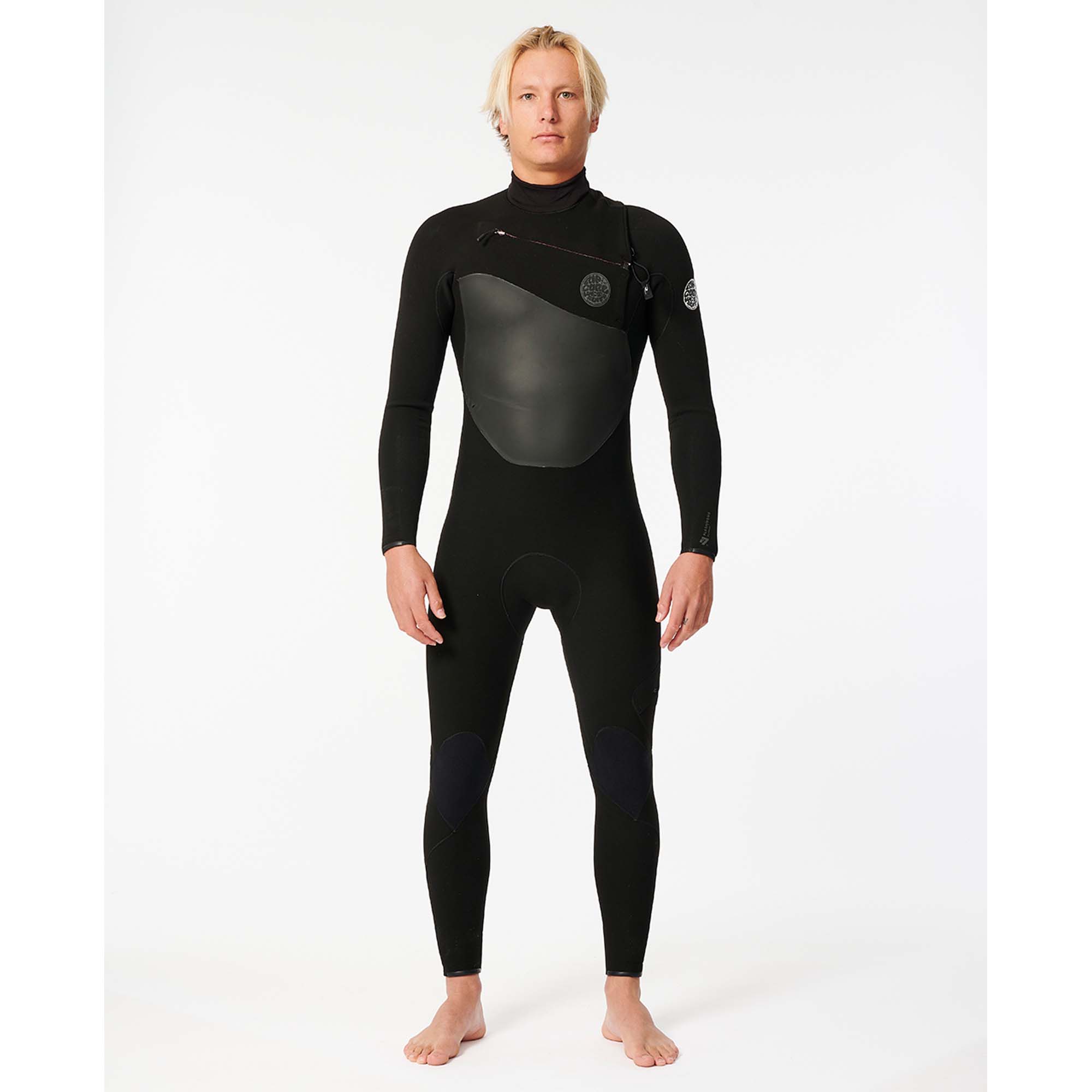 Rip Curl Herren Neoprenanzug - Windsport Fehmarn Ein blondes Model trägt einen schwarzen Rip Curl Neoprenanzug mit Front-Zip vor weißem Hintergrund.