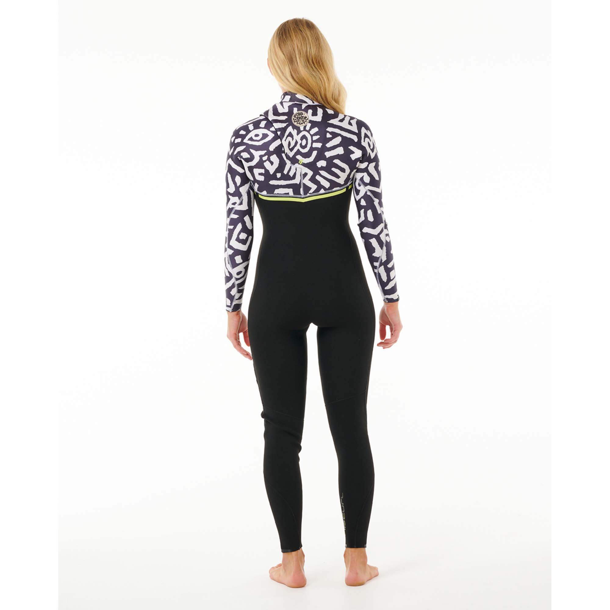 Rip Curl Damen Neoprenanzug - Windsport Fehmarn Rückansicht einer Frau im schwarz-weißen Rip Curl Neoprenanzug mit gemusterten Ärmeln vor weißem Hintergrund.