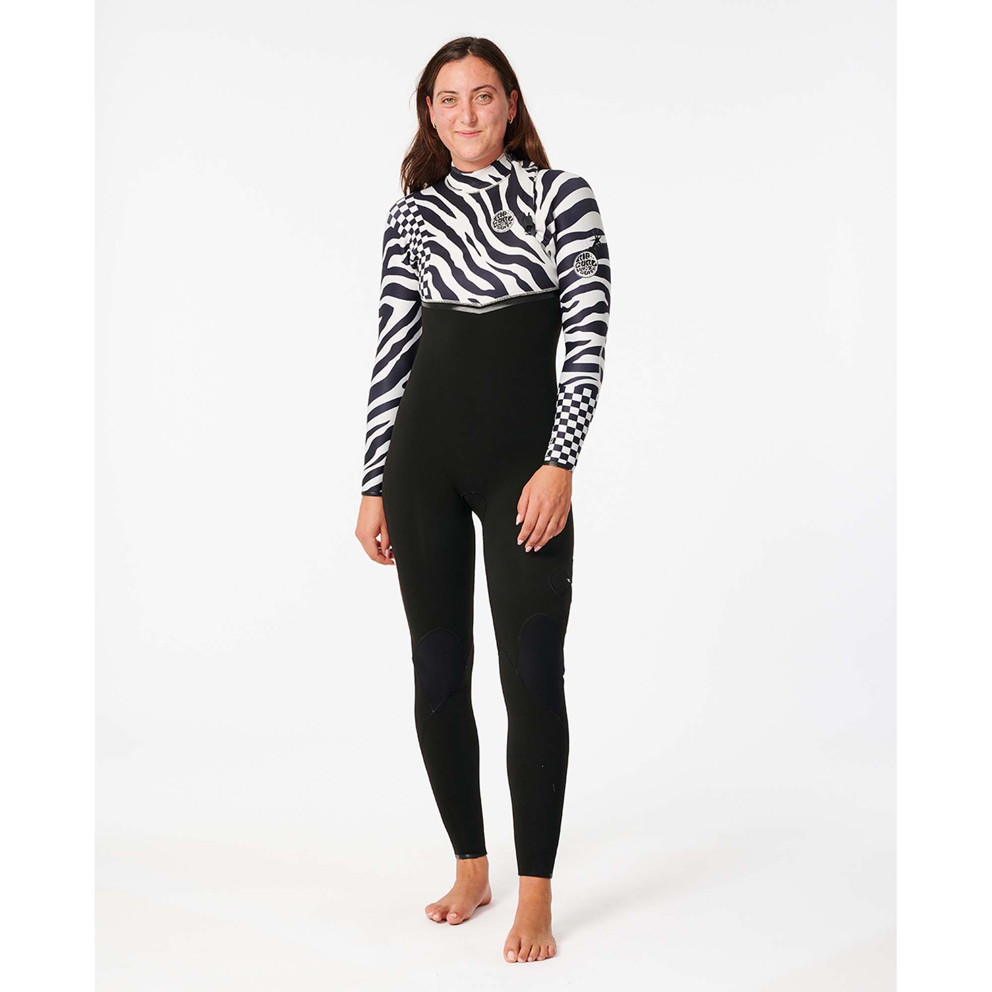 Rip Curl Damen Neoprenanzug - Windsport Fehmarn Eine Frau trägt einen schwarz-weißen Rip Curl Neoprenanzug mit Zebra- und Karomuster vor weißem Hintergrund.