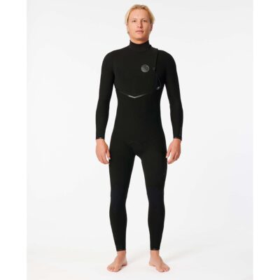 Mann trägt einen schwarzen langärmeligen Neoprenanzug mit Chest-Zip vor weißem Hintergrund.