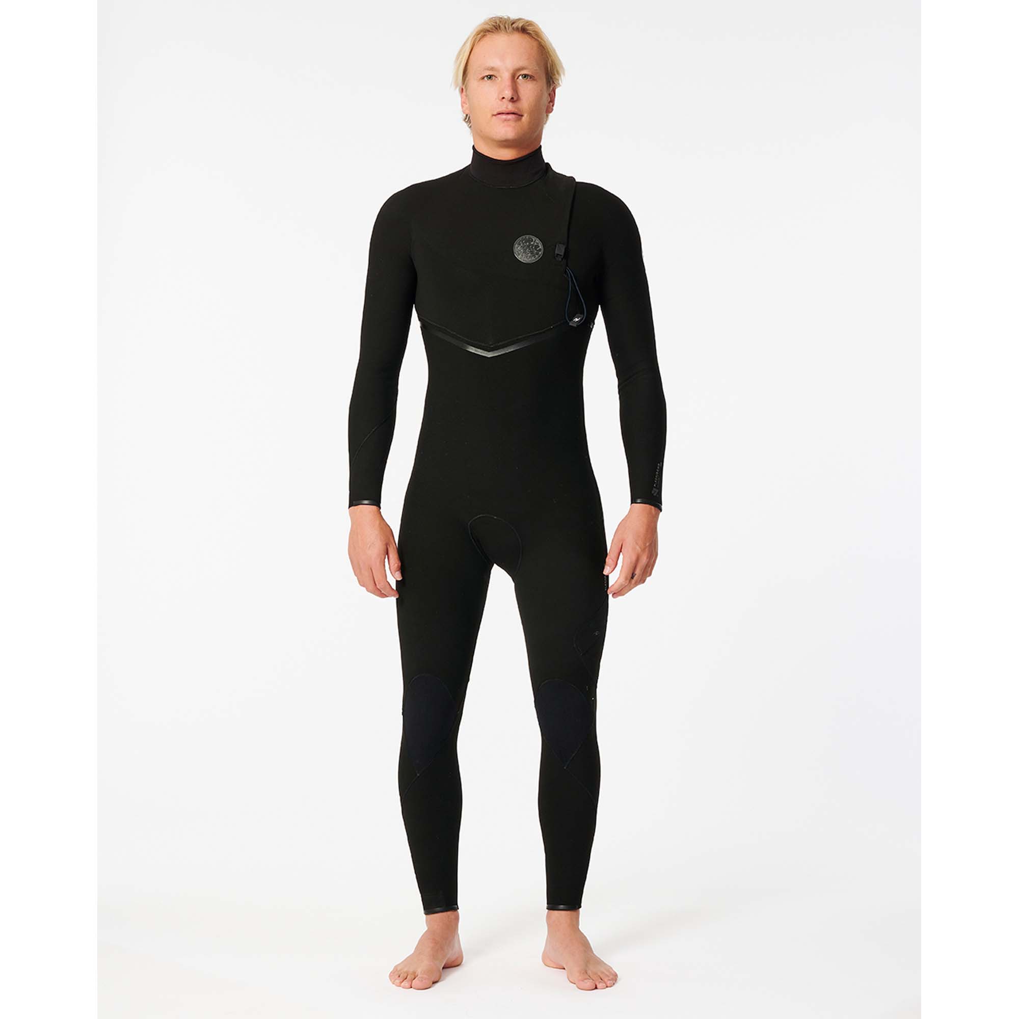 Schwarzer 4/3mm Chest-Zip Neoprenanzug - Windsport Fehmarn Mann trägt einen schwarzen langärmeligen Neoprenanzug mit Chest-Zip vor weißem Hintergrund.