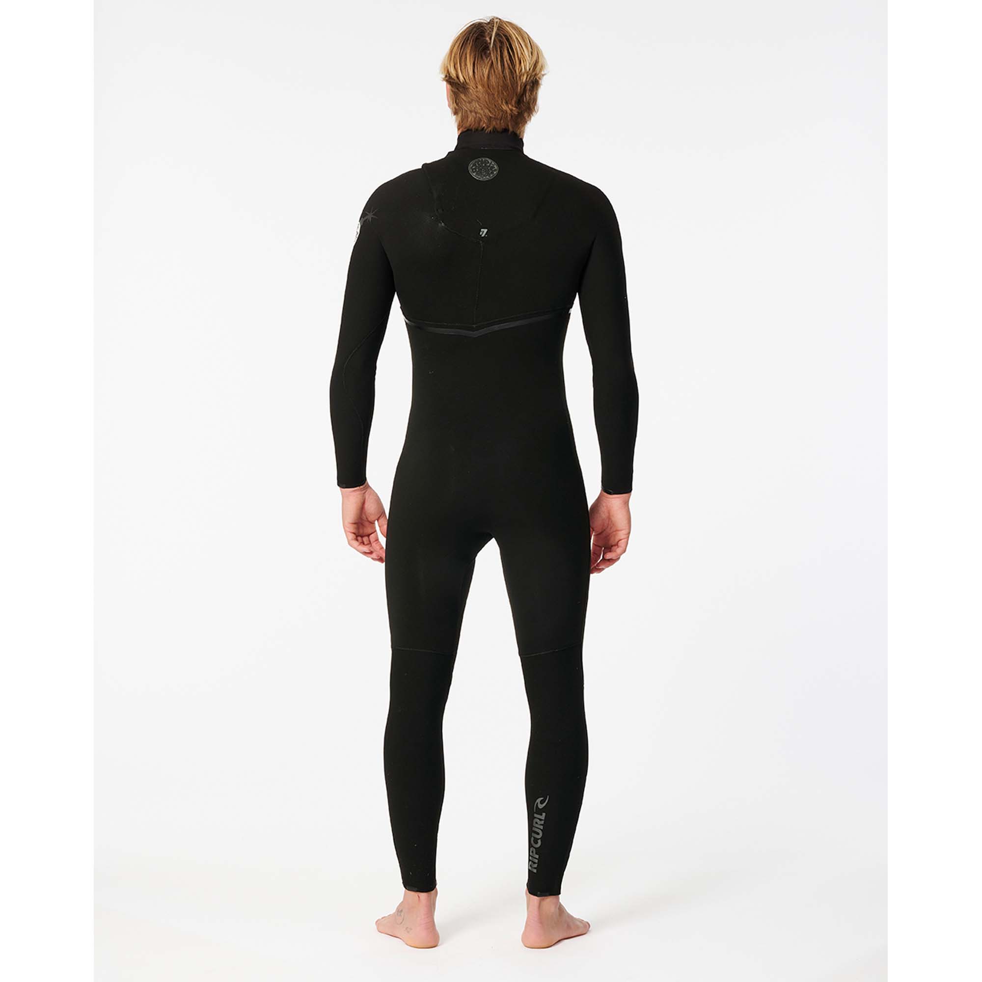 Rip Curl Flashbomb Neoprenanzug - Windsport Fehmarn Rückansicht eines Surfers, der einen schwarzen Rip Curl 4/3mm Flashbomb Neoprenanzug vor weißem Hintergrund trägt.