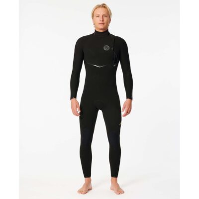 Ein blondes Model trägt einen schwarzen, langärmeligen Rip Curl Neoprenanzug vor weißem Hintergrund.
