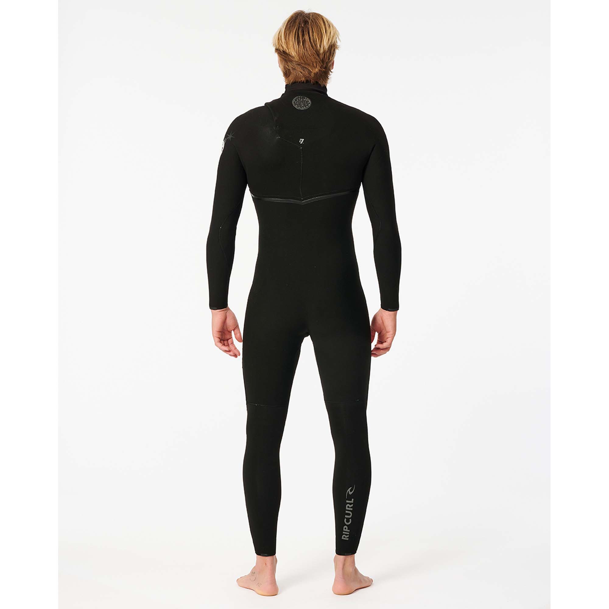 Rip Curl Surf-Neoprenanzug schwarz - Windsport Fehmarn Rückansicht eines blonden Surfers in einem schwarzen Rip Curl Neoprenanzug vor weißem Hintergrund.