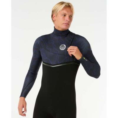 Surfer im schwarzen Rip Curl E-Bomb Neoprenanzug mit blauem Linienmuster am Oberkörper