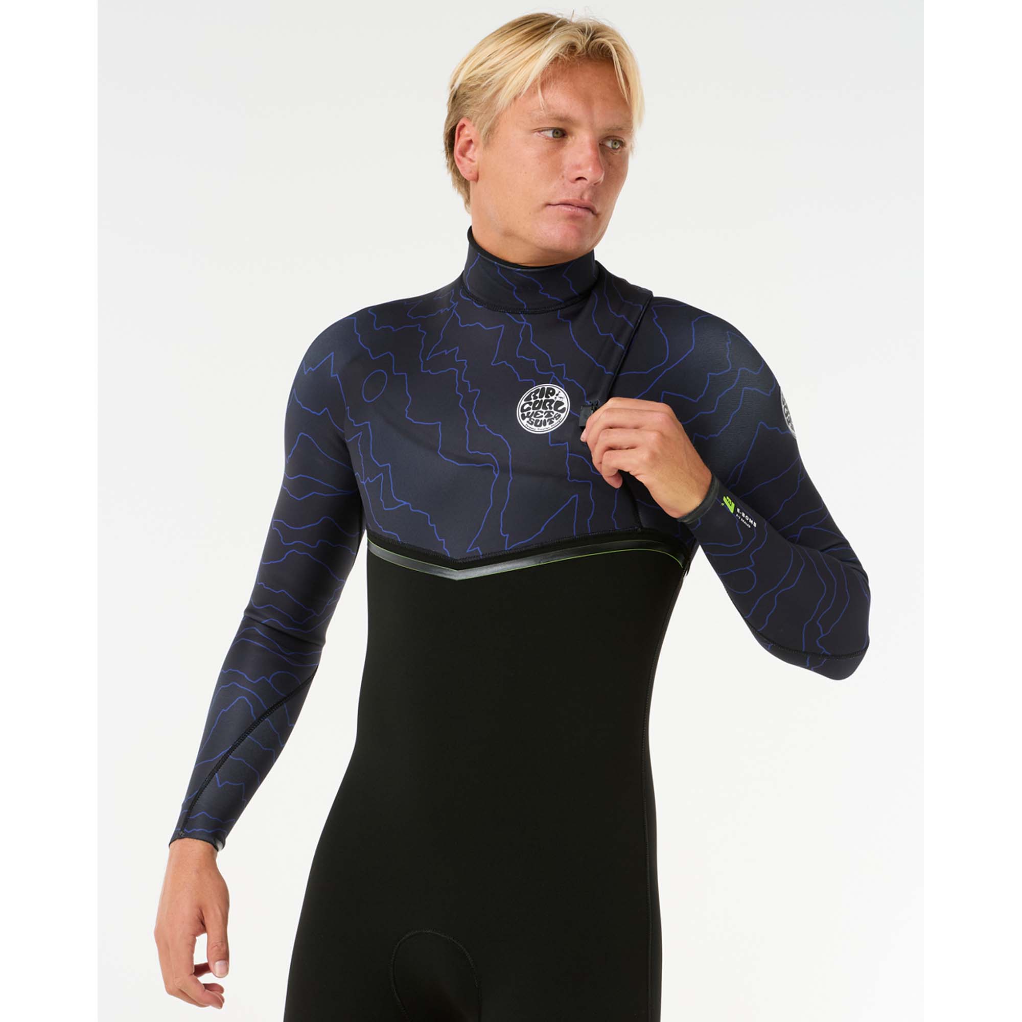 Rip Curl E-Bomb Neoprenanzug - Windsport Fehmarn Surfer im schwarzen Rip Curl E-Bomb Neoprenanzug mit blauem Linienmuster am Oberkörper