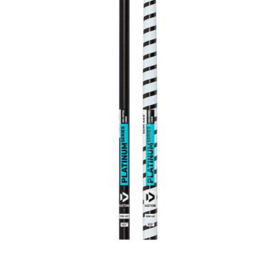 Zwei Duotone Platinum Windsurf-Masten, ein schwarzer RDM 400 und ein schwarz-weiß gestreifter SDM 460.