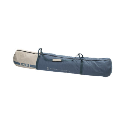 Längliche, blau-beige ION Boardtasche für Surf-Equipment vor weißem Hintergrund.