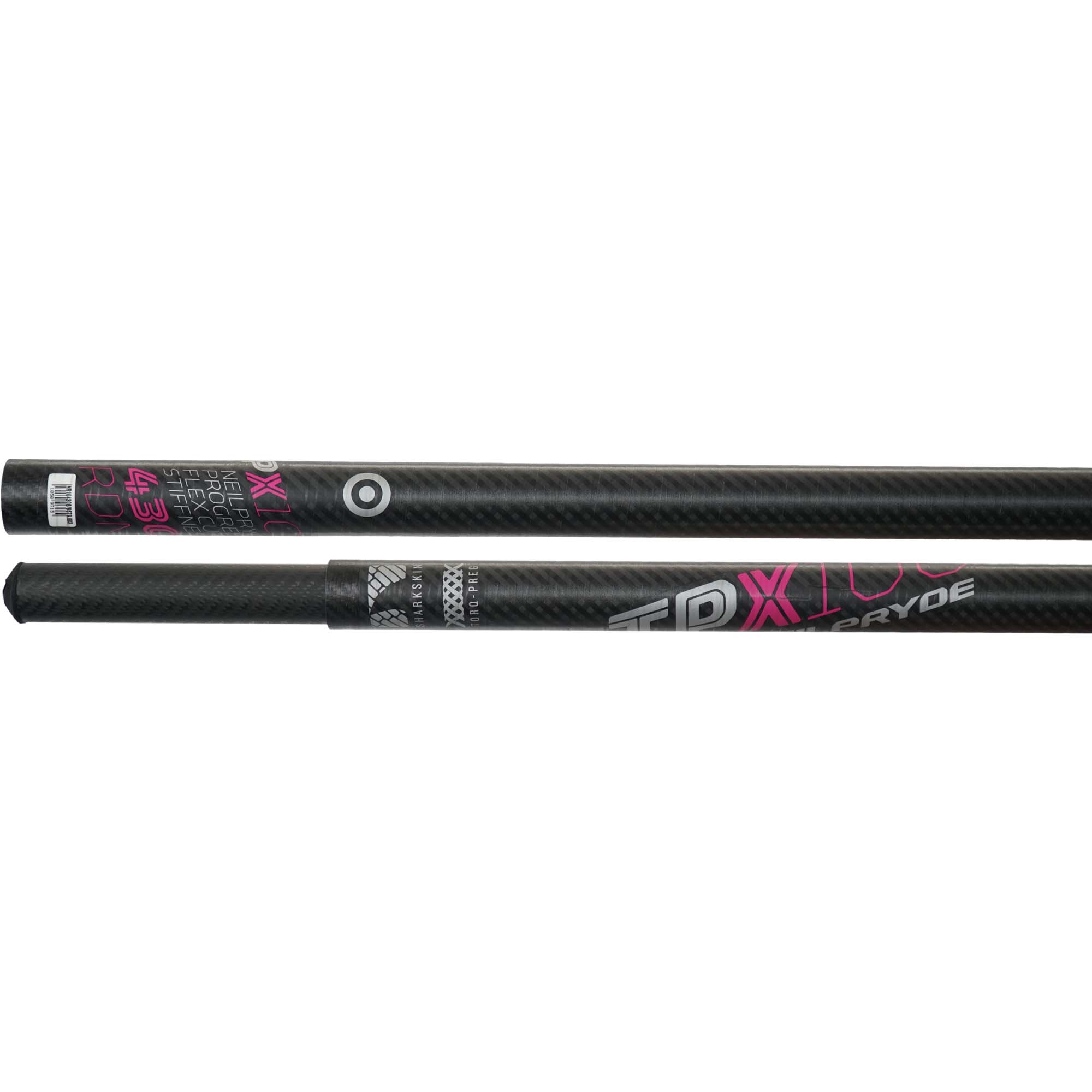 NeilPryde X100 RDM Windsurf-Mast - Windsport Fehmarn Zwei Carbon-Windsurf-Mastteile von NeilPryde mit pinkem X100 Branding und Sharkskin-Oberflächenstruktur.