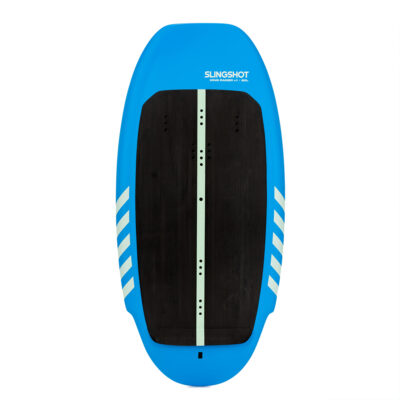 Blaues Slingshot Wing Raider V1 Wingfoil-Board mit schwarzem Deckpad und Montagepunkten für das Foil auf weißem Hintergrund.