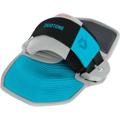 Ein Duotone Vario Kitesurf-Fußpad mit verstellbarem, blau-schwarzem Strap auf grauem Board-Pad vor weißem Hintergrund.