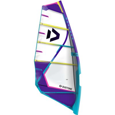 Duotone Duke 5.0 Windsurfsegel mit weißem Segeltuch und violett-türkisen Akzenten vor weißem Hintergrund.