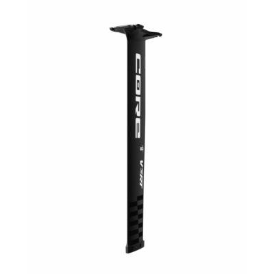 Ein schwarzer Core Carbon Foil-Mast mit 82 cm Länge, vertikal vor weißem Hintergrund freigestellt.
