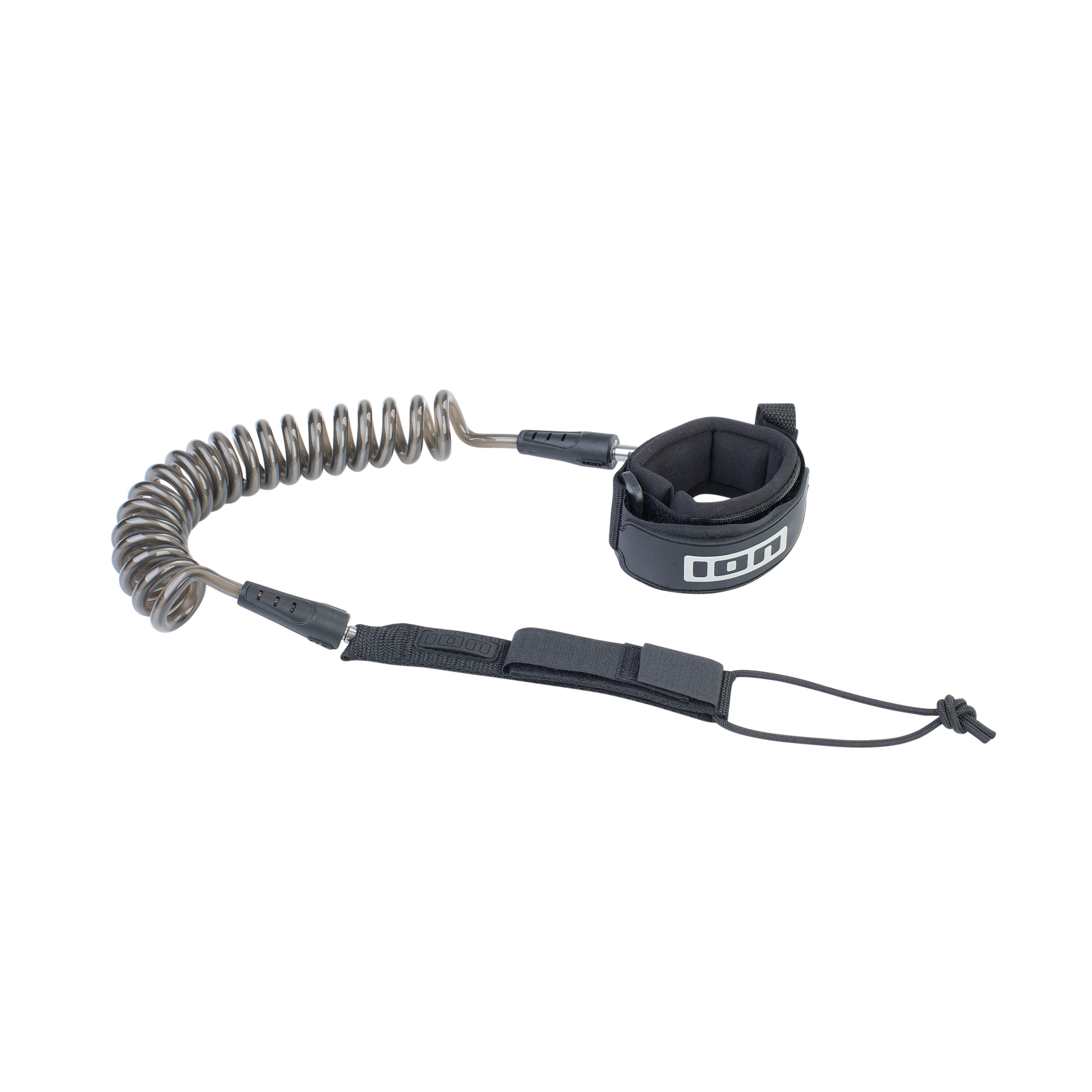 ION Wing Leash - Windsport Fehmarn Eine schwarze ION Leash mit spiralförmigem Kabel und gepolsterter Manschette vor weißem Hintergrund.