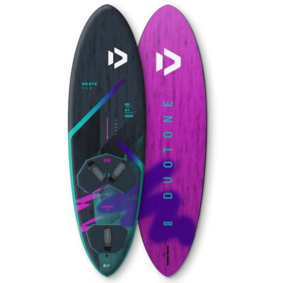 Draufsicht auf die Ober- und Unterseite des Duotone Skate SLS Windsurfboards in Schwarz, Lila und Türkis.