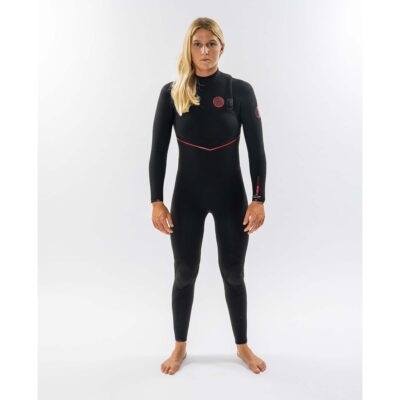 Eine Frau trägt einen schwarzen Rip Curl Fusion Neoprenanzug mit roten Details vor weißem Hintergrund.