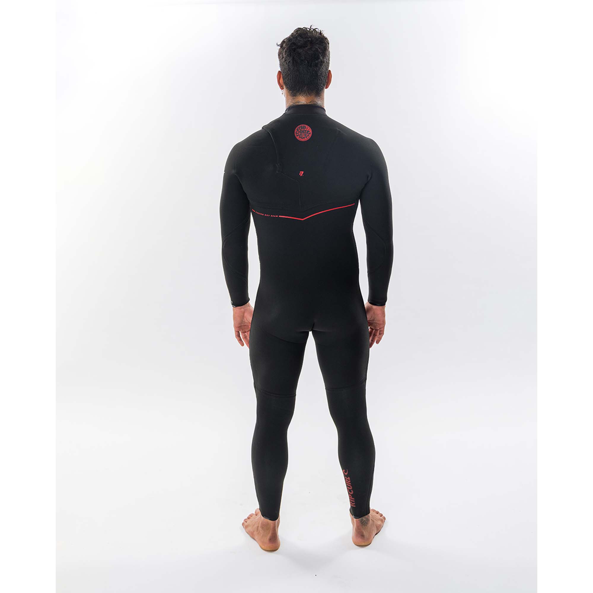 Rip Curl Fusion Neoprenanzug Rückansicht - Windsport Fehmarn Ein Mann trägt einen schwarzen Rip Curl Neoprenanzug mit roten Details vor weißem Hintergrund von hinten.