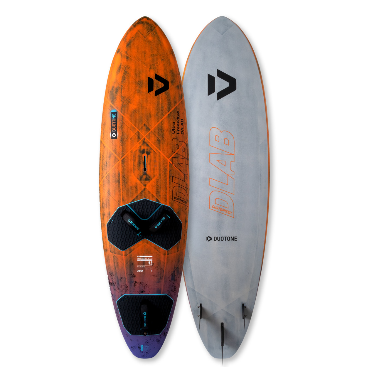 Duotone Ultra Freewave D/LAB Board - Windsport Fehmarn Zwei Duotone Ultra Freewave D/LAB Windsurfboards, eines in Orange mit Carbon-Struktur, eines hellgrau mit Unterseite.
