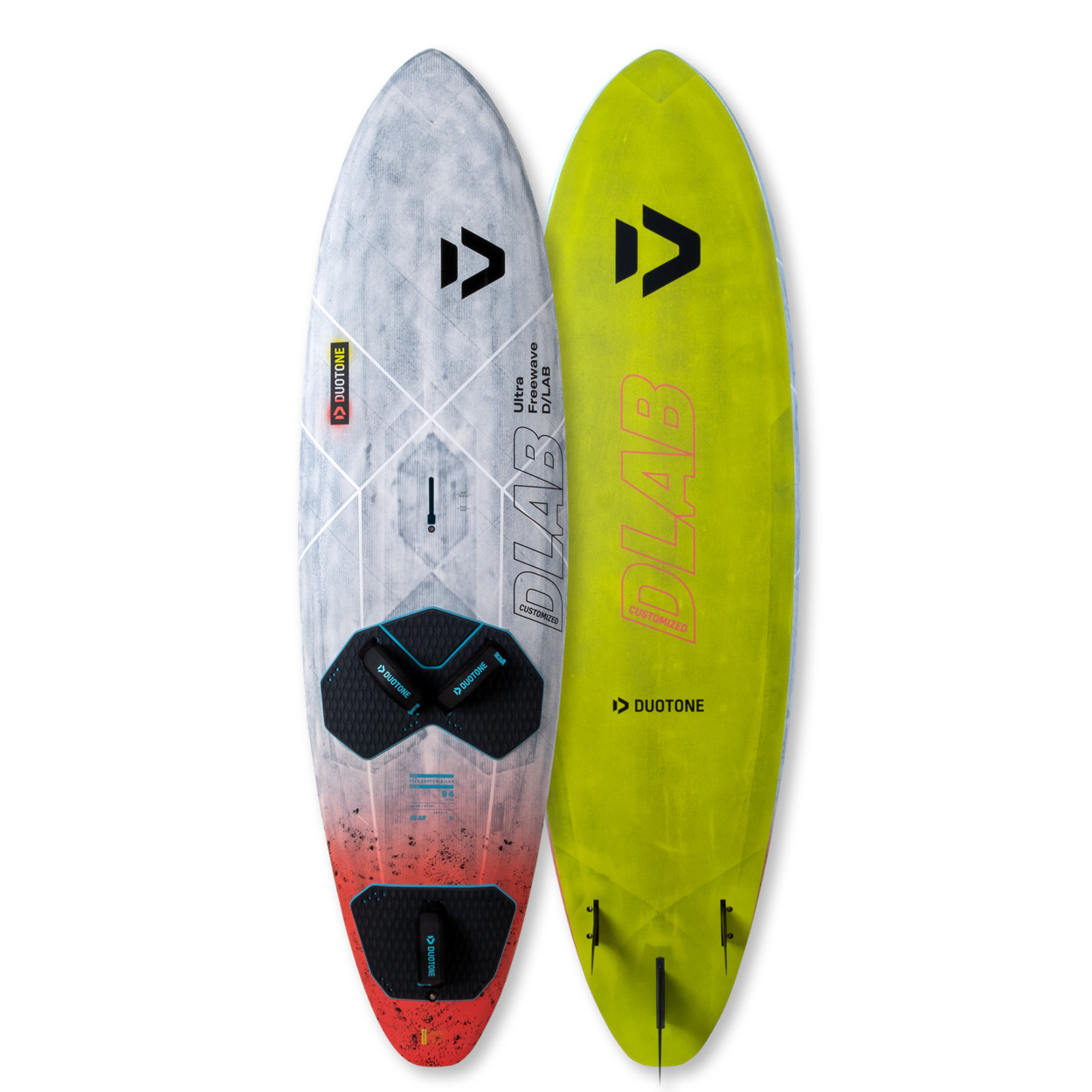 Duotone Ultra Freewave D/LAB Board - Windsport Fehmarn Zwei Duotone Ultra Freewave D/LAB Surfbretter in Draufsicht, eins von oben mit Fußschlaufen, eins von unten mit Finnen.