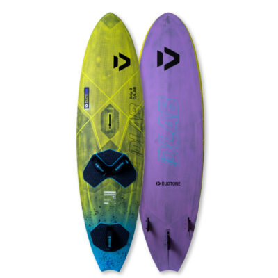 Zwei Duotone Grip 3 D/LAB Windsurfboards, eines in Gelb-Blau und eines in Violett, vor weißem Hintergrund.